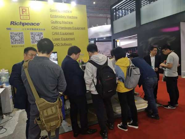 　  如果没有把握让客户增值  就果断的放弃订单  　　——Richpeace上工富怡          接下来由小编详细为您介绍富怡大幅面激光裁床    富怡大幅面激光裁床.jpg         1.大幅面自动送料系统满足整匹布料的下料、加工，为企业提高生产效率  　　2.恒定光路设计确保大幅面切割时各个位置光路输出一致, 加工效果一致  　　3.机体分体式设计，方便装运  　　4.直线导轨XY向运动  　　5.软件直接与AutoCAD，CorelDraw，富怡服装CAD 无缝对接， 实现雕刻图形直接