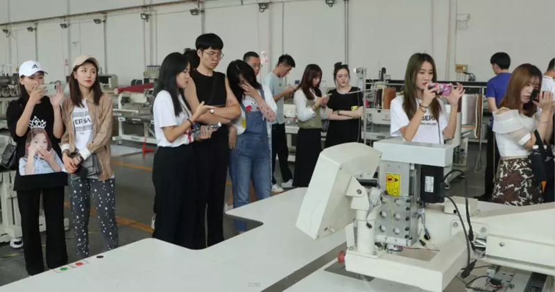 齐鲁工业大学师生参观上工富怡车间3.jpg